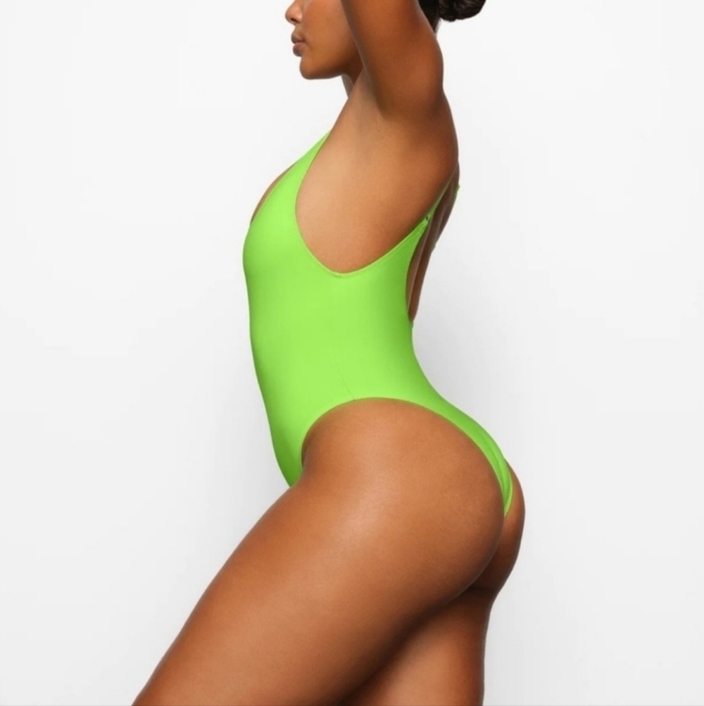 SKIMS SIGNATURE SWIM SCOOP NECK ONE PIECE NEON GREEN - Picture 6 of 7